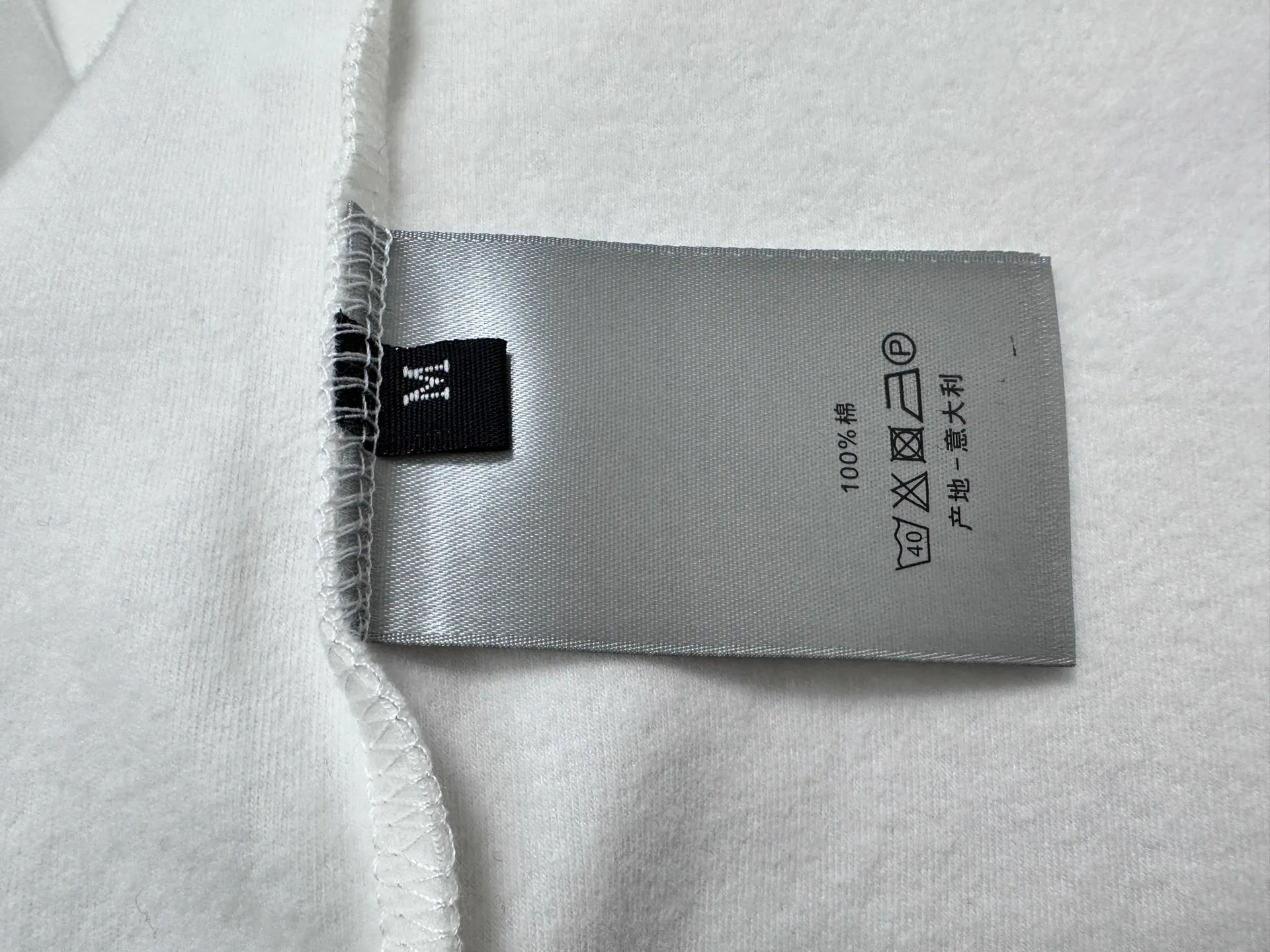 P290 【Dior】Dior half turtleneck embroidered logo plus velvet long-sleeved bottoming shirt with logo pattern embroidery design! The imported high-density double-sided stretch cotton fabric is not stiff and has a rich three-dimensional feel overall. It is a quality export order that meets the simple needs of commuters for dressing. The upper body effect is very good. It is not picky about body shapes and is the same for men and women. Size: S-2XL